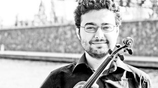 Violist Joe Puglia speelt en legt uit in de Zaandamse Vermaning
