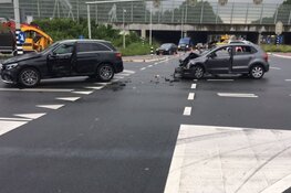 Slachtoffer uit auto bevrijd na botsing op kruispunt Oostzaan