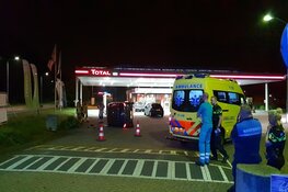 Automobilist crasht op pompstation Zaandam