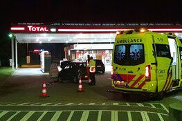 Automobilist crasht op pompstation Zaandam