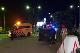 Automobilist crasht op pompstation Zaandam