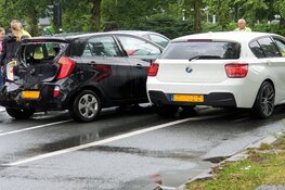 Bus in aanrijding met vier auto&#39;s