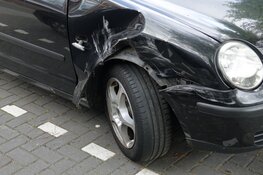 Auto op z&#39;n kant in Zaandam