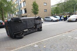 Auto op z&#39;n kant in Zaandam