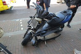 Scooterrijder achterop auto gereden