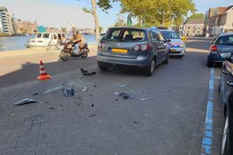 Scooterrijder achterop auto gereden