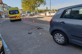 Scooterrijder achterop auto gereden