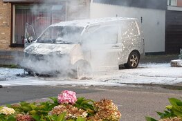 Bestelbus in brand in Wormer
