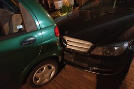 Auto raakt acht andere auto&#39;s