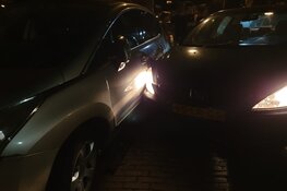 Auto raakt acht andere auto&#39;s