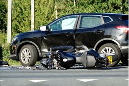 Motorrijder in kritieke toestand na aanrijding