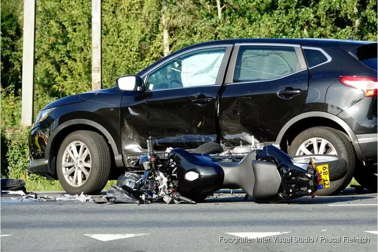 Motorrijder in kritieke toestand na aanrijding