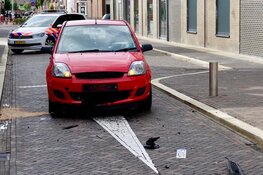Auto zwaar beschadigd naar aanrijding met poller