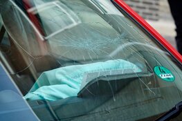 Auto zwaar beschadigd naar aanrijding met poller