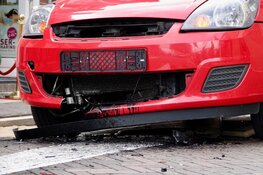 Auto zwaar beschadigd naar aanrijding met poller