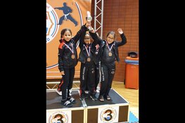 Broer en zusje uit Poelenburg schitteren op open Nederlandse jeugdkampioenschappen karate in Almere