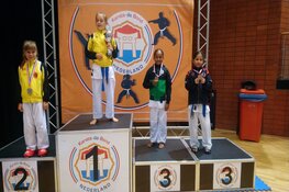 Broer en zusje uit Poelenburg schitteren op open Nederlandse jeugdkampioenschappen karate in Almere