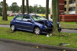 Auto tegen boom in Zaandam