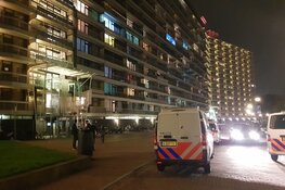 Vuurwerk afgestoken bij flat Brandaris in Zaandam