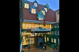 Gemeente Zaanstad hijst regenboogvlag op Coming Out dag