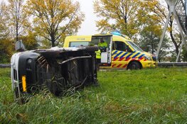 Bestelbus crasht langs A7