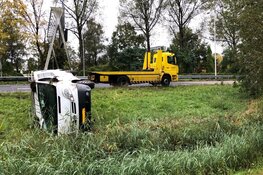 Bestelbus crasht langs A7