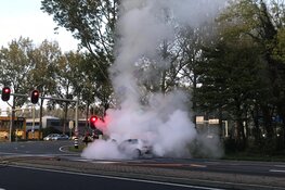 Auto met LPG-tank vliegt in brand