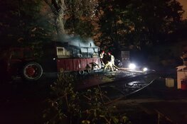 Caravan uitgebrand; huisdieren overleden
