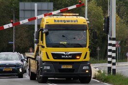 Bergingsbedrijf komt klem te zitten onder spoorboom