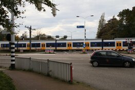 Bergingsbedrijf komt klem te zitten onder spoorboom