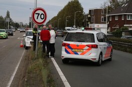 Bergingsbedrijf komt klem te zitten onder spoorboom