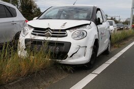 Bergingsbedrijf komt klem te zitten onder spoorboom