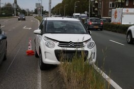 Bergingsbedrijf komt klem te zitten onder spoorboom