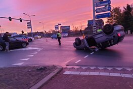 Auto op de kop na ongeval Zaandam