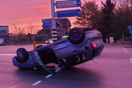 Auto op de kop na ongeval Zaandam