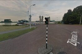 Man zwaait met hakbijl op veerpont Spaarndam: politie nog op zoek naar man
