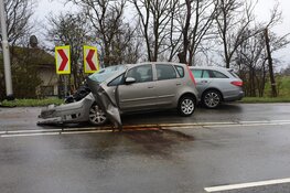 levensgevaarlijk: ongeval door veel olie op de weg