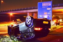 Auto slaat over de kop in Zaandijk