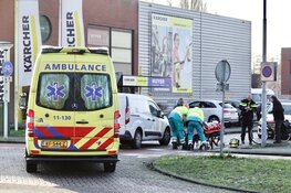 Oude man gewond na aanrijding met bestelbus