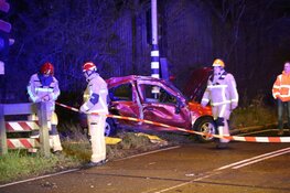 Auto aangereden door trein in Zaandijk