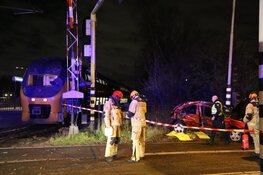 Auto aangereden door trein in Zaandijk