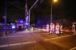 Auto aangereden door trein in Zaandijk
