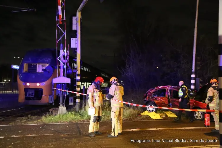 Trein botst op stilgevallen auto: getuigen gezocht