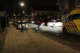 Scooterrijder afgevoerd naar het ziekenhuis na harde aanrijding met auto in Assendelft