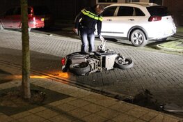 Scooterrijder afgevoerd naar het ziekenhuis na harde aanrijding met auto in Assendelft