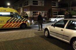 Scooterrijder afgevoerd naar het ziekenhuis na harde aanrijding met auto in Assendelft