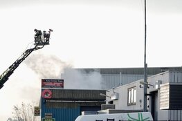 Grote brand bij bedrijfspand Zaandam
