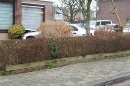 Auto tegen gevel in Zaandam