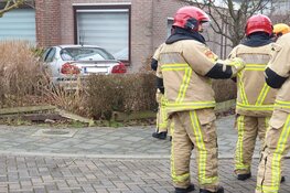 Auto tegen gevel in Zaandam