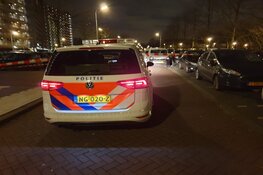Gewapende overvaller rijdt met gestolen bestelauto op politie in: agent vuurt gericht